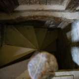 Attraverso una stretta e polverosa scala a chiocciola saliamo quindi sulla cantoria che lo sovrasta...